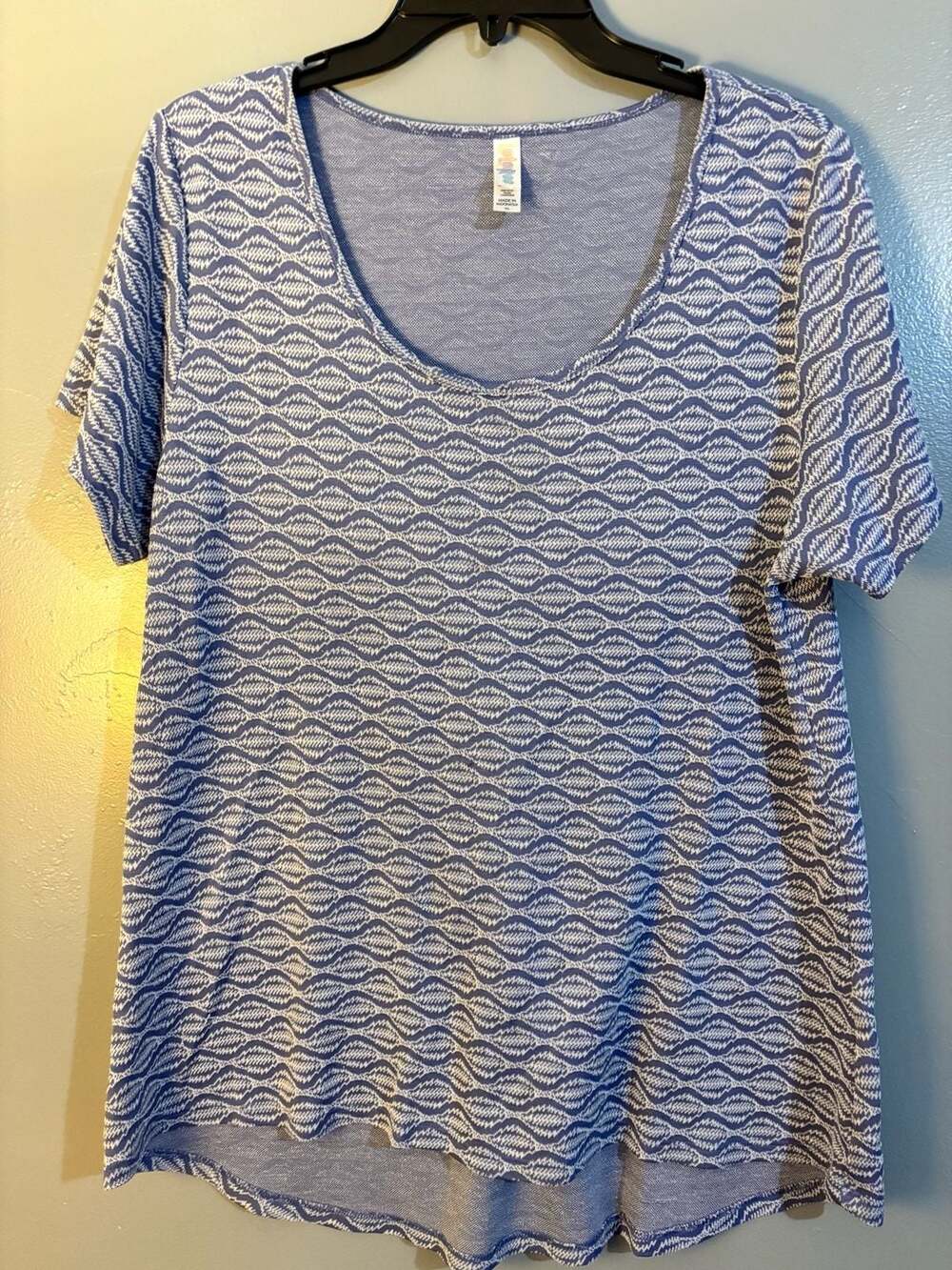 LuLaRoe Classic T-Shirt in Blue and White Wavy Texture Print XL